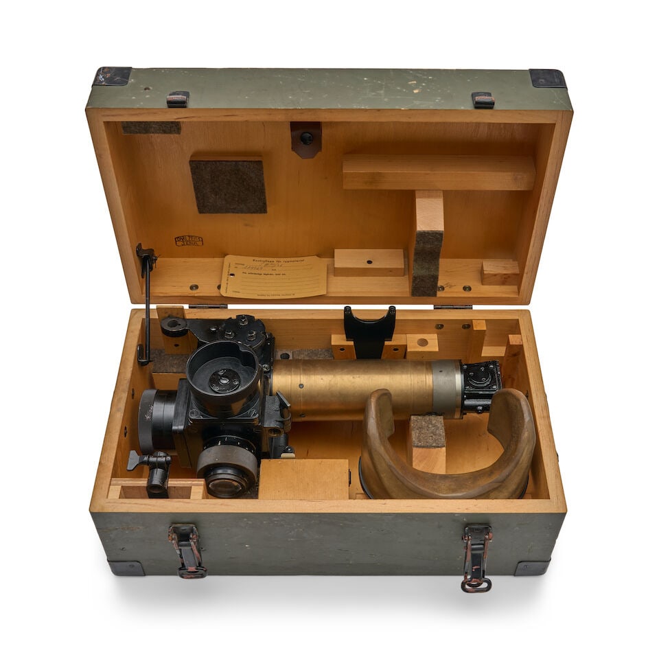 A WORLD WAR II OR LATER GERMAN ZEISS PANZER OR FLAK OPTIC WITH CASE. - 3