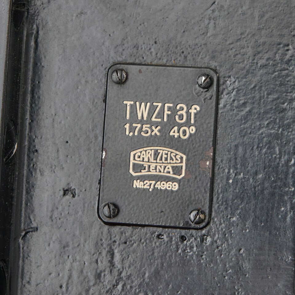 A WORLD WAR II OR LATER GERMAN ZEISS PANZER OR FLAK OPTIC WITH CASE. - 4