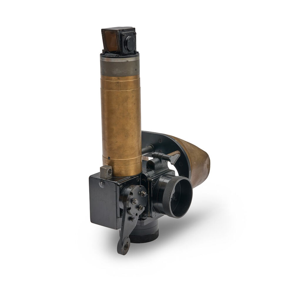 A WORLD WAR II OR LATER GERMAN ZEISS PANZER OR FLAK OPTIC WITH CASE. - 5