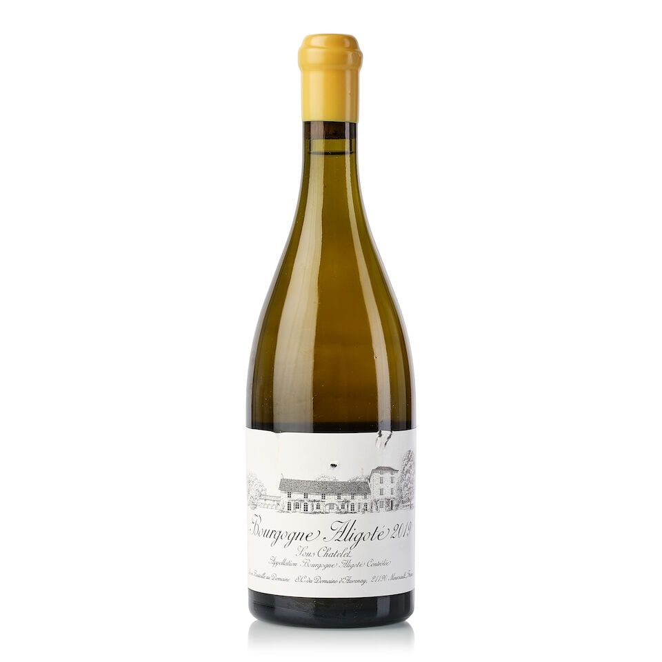 Domaine d'Auvenay Bourgogne Aligoté Sous le Châtelet, 2019 (1x 750ml): Domaine d'Auvenay Bourgogne Aligoté Sous le Châtelet, 2019 (1x 750ml) Region: Burgundy Label: scuffed, wrinkled, nicked back label Miscellaneous: 594 bottles produced For further information