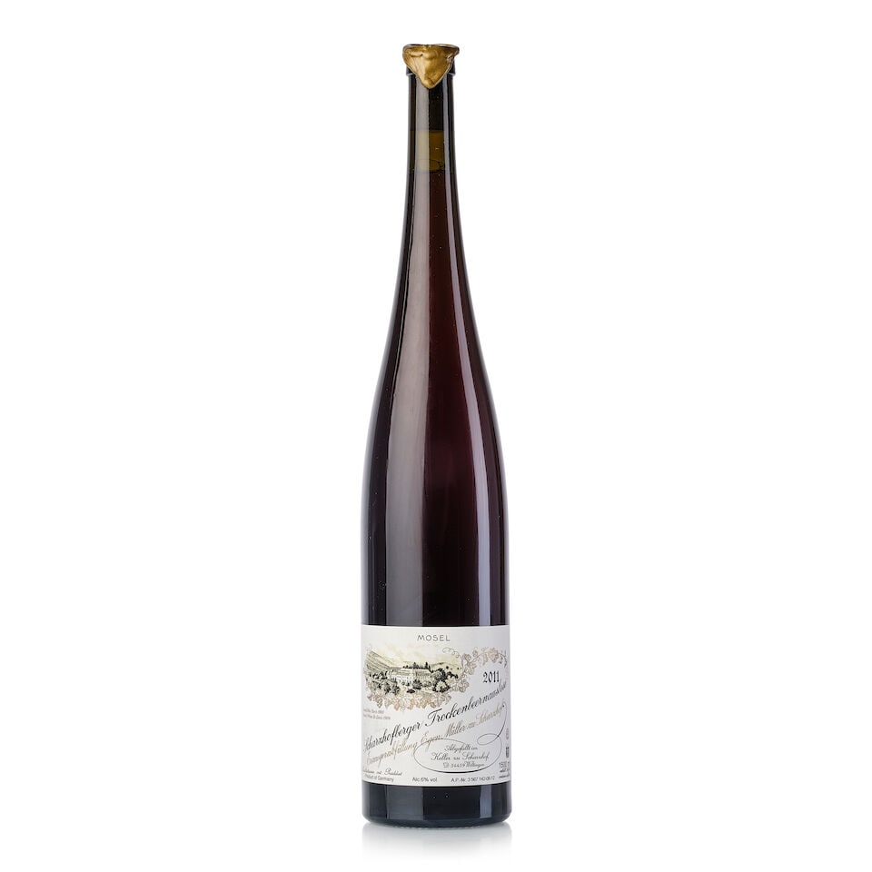 Egon Müller Riesling Scharzhofberger Trockenbeerenauslese, 2011 (1x Magnum): Egon Müller Riesling Scharzhofberger Trockenbeerenauslese, 2011 (1x Magnum) Region: Germany Cork: signs of old seepage Packaging: original tube For further information on this lot please vi