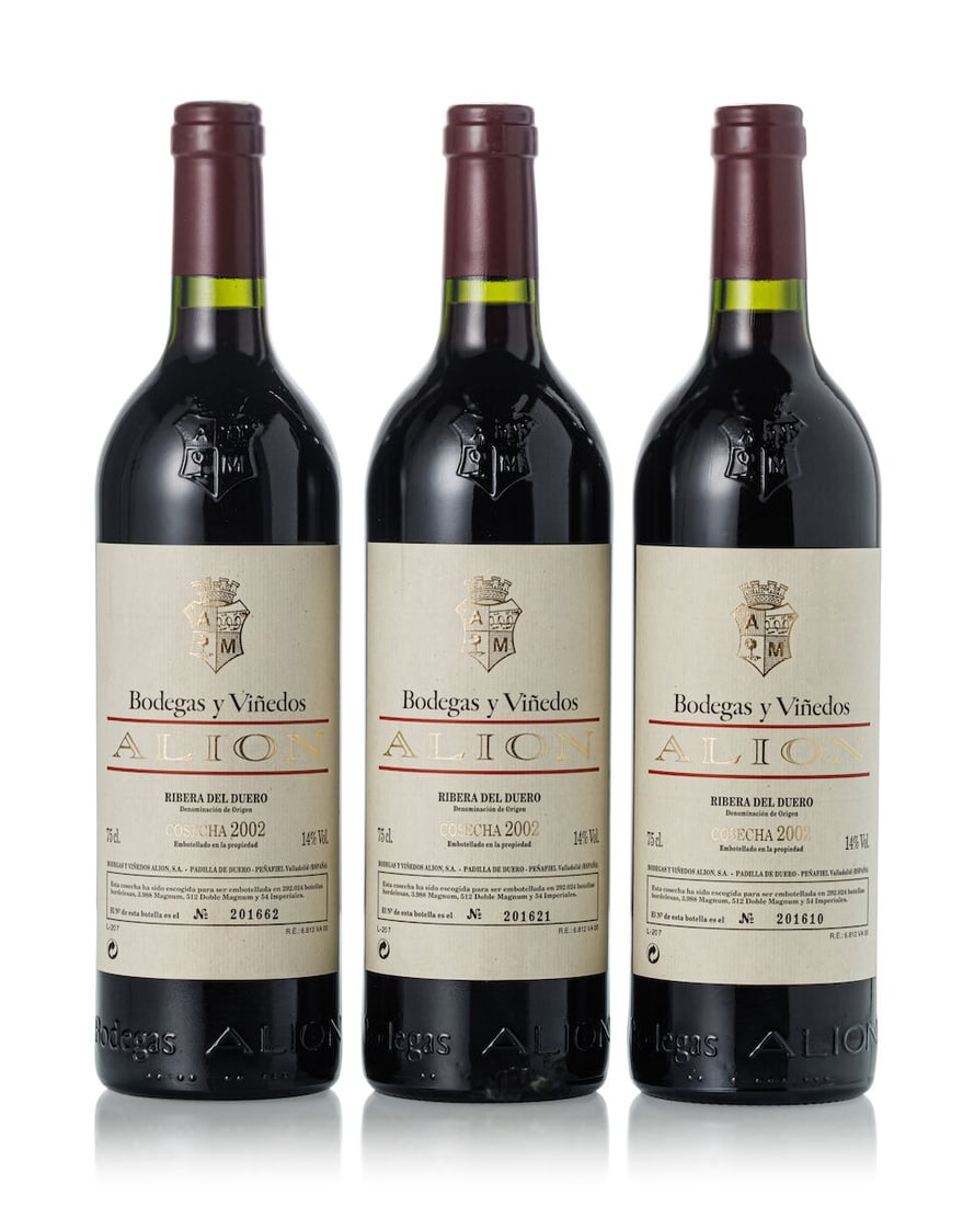 Vega Sicilia Alión, 2002 (12x 750ml): Vega Sicilia Alión, 2002 (12x 750ml) Region: Spain Capsule: 7x slightly scuffed Cork: 1x slightly protruded Label: 1x slightly scuffed, 1x slightly wrinkled For further information on this lot pl