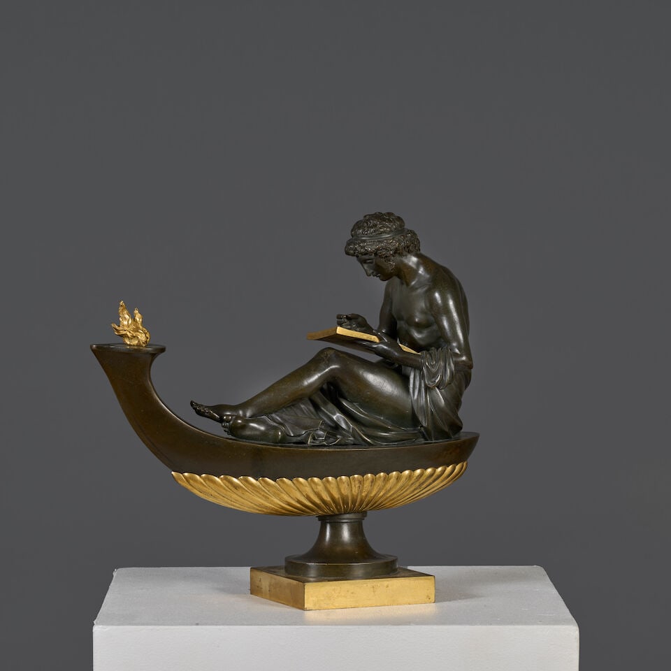 Lampe à huile ornée de l'Allégorie de L'Etude d'après Louis Simon Boizot en ...: Lampe à huile ornée de l'Allégorie de L'Etude d'après Louis Simon Boizot en bronze doré et patiné de la fin du XVIIIe ou début du XIXe siècle An oil lamp with