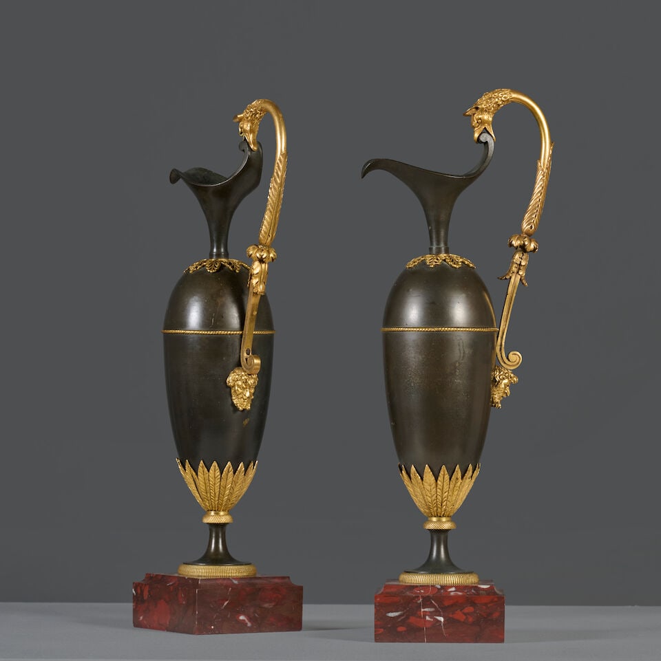 Paire de buires en bronze patiné et doré par André-Antoine Ravrio d'époque E...: Paire de buires en bronze patiné et doré par André-Antoine Ravrio d'époque Empire A pair of Empire patinated and gilt-bronze buires by André-Antoine Ravrio La panse de forme
