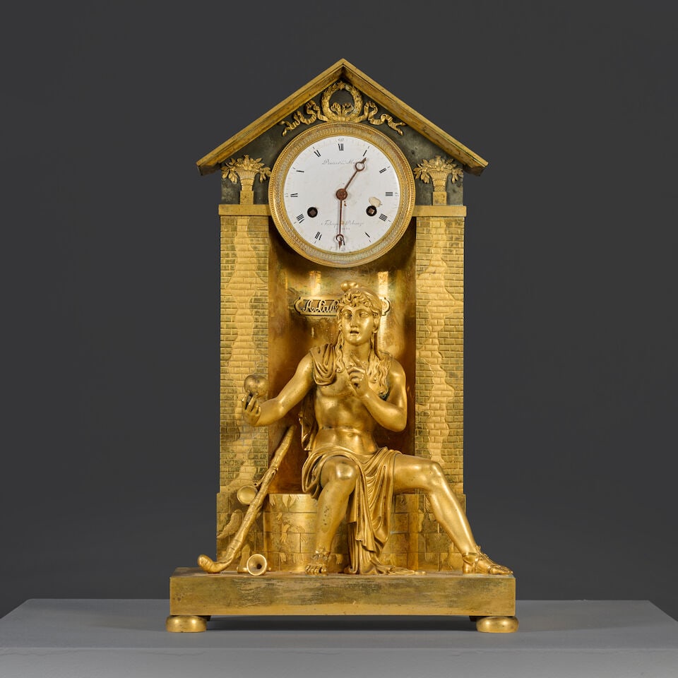 Pendule en bronze doré et ciselé figurant Paris, par Denière & Matelin d'épo...: Pendule en bronze doré et ciselé figurant Paris, par Denière & Matelin d'époque Empire An Empire gilt-bronze mantel clock depicting Paris, by Denière Le sujet principal est re