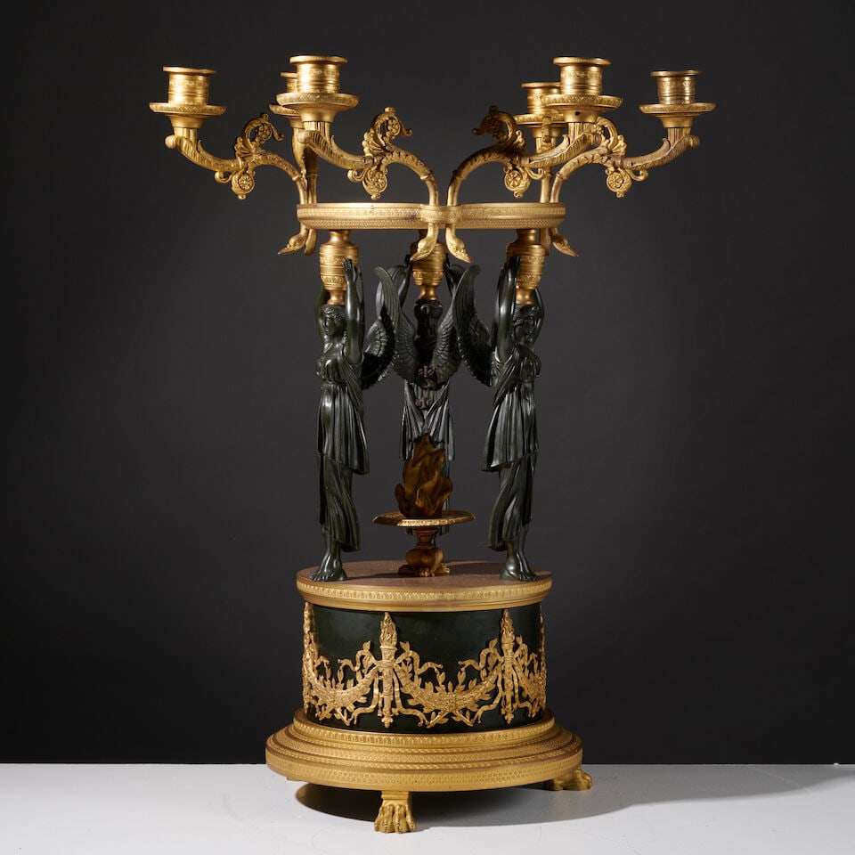 Grand centre de table en bronze doré et patiné noir présentant un cercle entour&#...: Grand centre de table en bronze doré et patiné noir présentant un cercle entourée de bras de lumières de style Empire A large Empire centerpiece featuring a circle surrounded