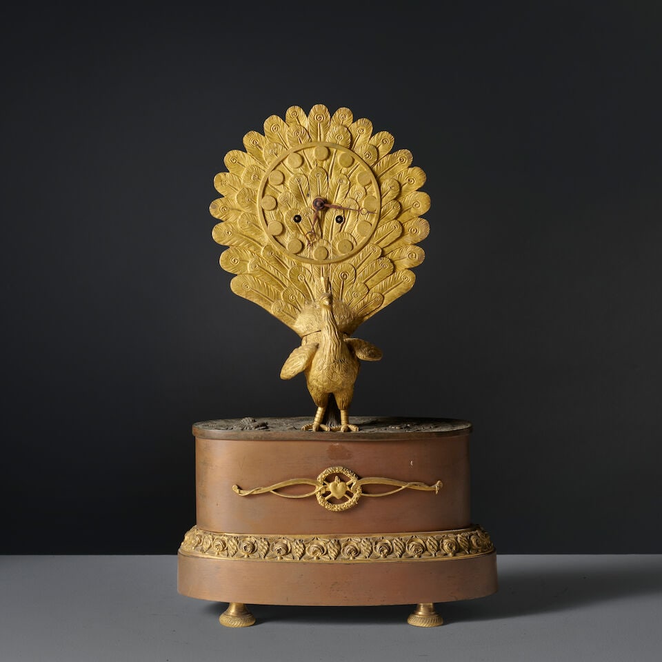 Pendule au Paon en bronze doré et patiné d'époque Restauration A patinated and gi...: Pendule au Paon en bronze doré et patiné d'époque Restauration A patinated and gilt-bronze peacock clock, first half of the 19th century Le cadran est inscrit dans la roue du paon,