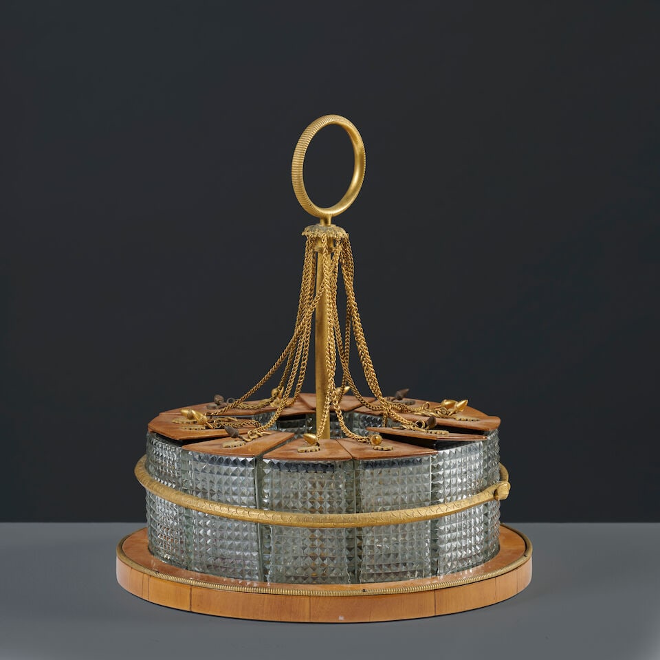 Centre de table à compartiments en cristal taillé d'époque Charles X A Charles X ...: Centre de table à compartiments en cristal taillé d'époque Charles X A Charles X period cut crystal compartmentalized centerpiece De forme circulaire en placage de bois clair, il