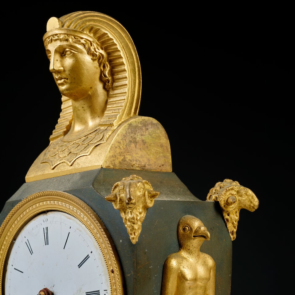 Pendule en forme d'urne en bronze doré et à patine brune d'époque Empire An urn-s... - 2