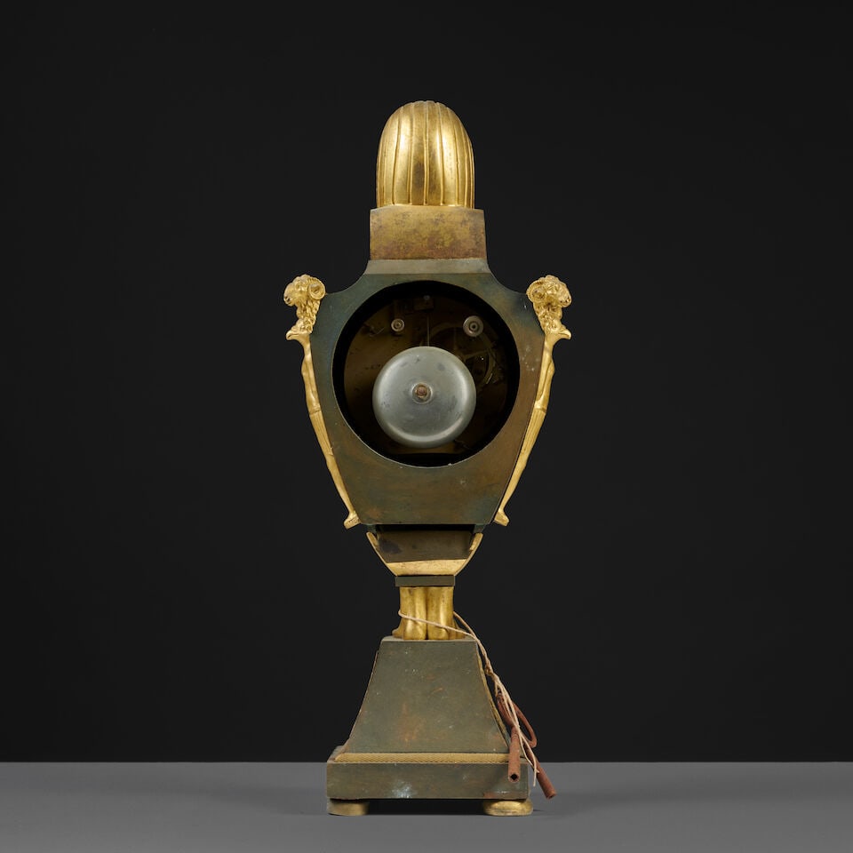 Pendule en forme d'urne en bronze doré et à patine brune d'époque Empire An urn-s... - 4