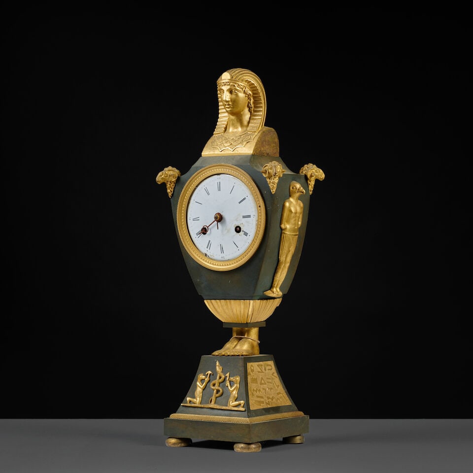 Pendule en forme d'urne en bronze doré et à patine brune d'époque Empire An urn-s... - 5
