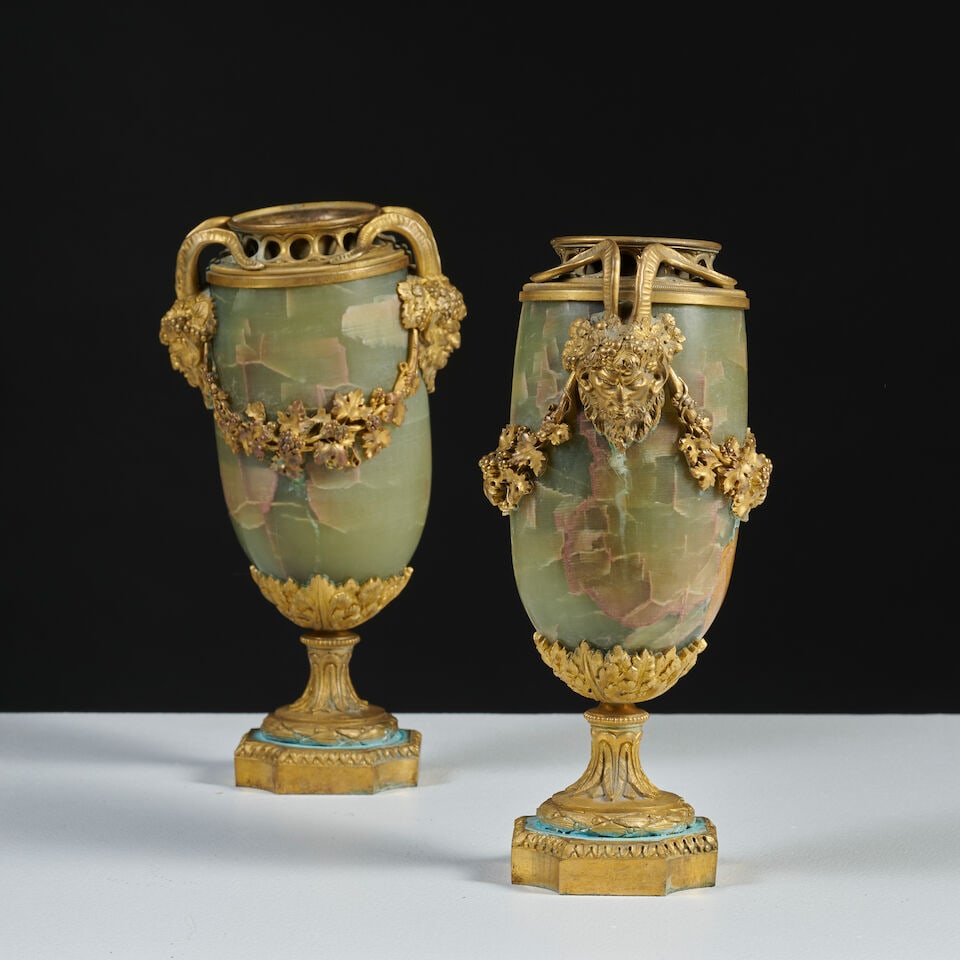 Paire de vases en agate et monture en bronze doré de la fin du XVIIIe siècle ou du d&#...: Paire de vases en agate et monture en bronze doré de la fin du XVIIIe siècle ou du début du XIXe siècle Pair of agate vases with gilt-bronze mounts, late 18th or early 19th