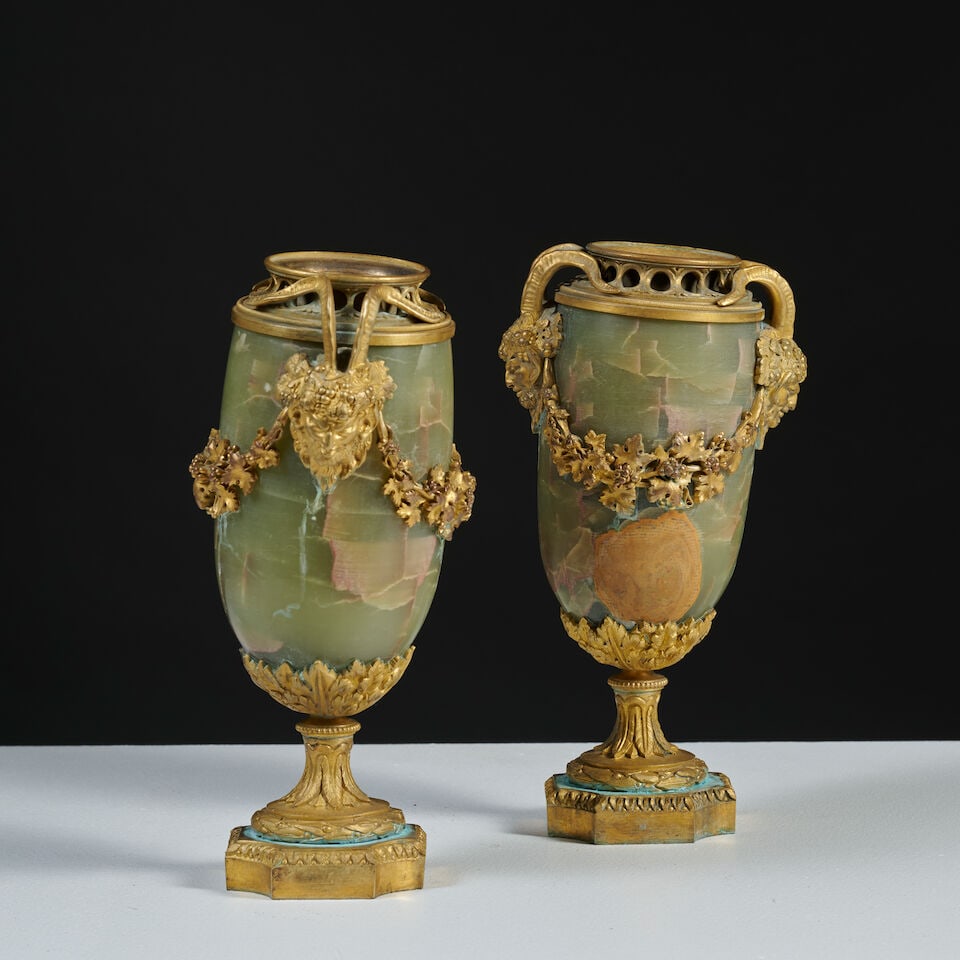 Paire de vases en agate et monture en bronze doré de la fin du XVIIIe siècle ou du d&#... - 4