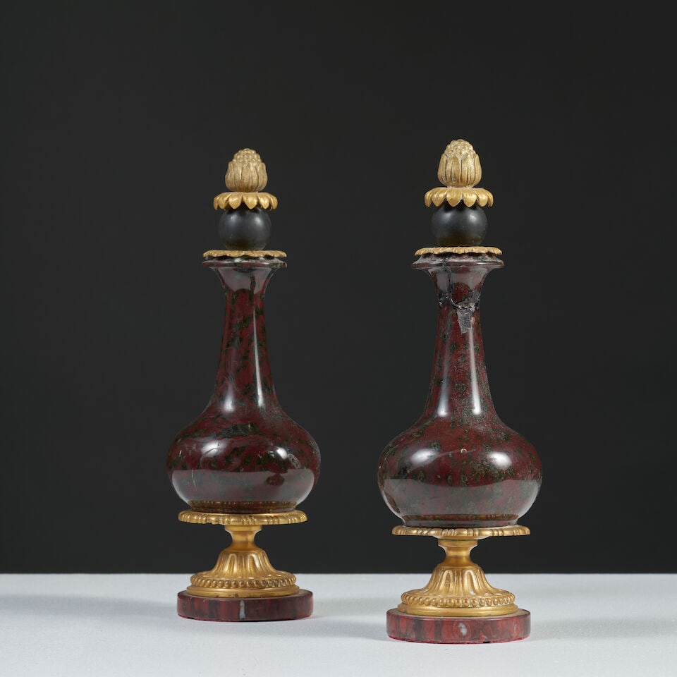 Paire de flacons d'ornements en marbre sanguin et bronze doré du XIXe siècle A pair of...: Paire de flacons d'ornements en marbre sanguin et bronze doré du XIXe siècle A pair of 19th century sanguine marble ornamental flasks with gilt-bronze mounts De forme ovïde à long 