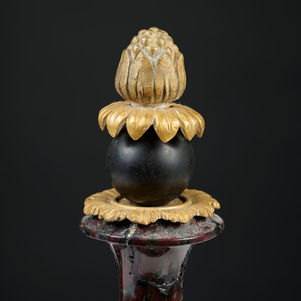 Paire de flacons d'ornements en marbre sanguin et bronze doré du XIXe siècle A pair of... - 2