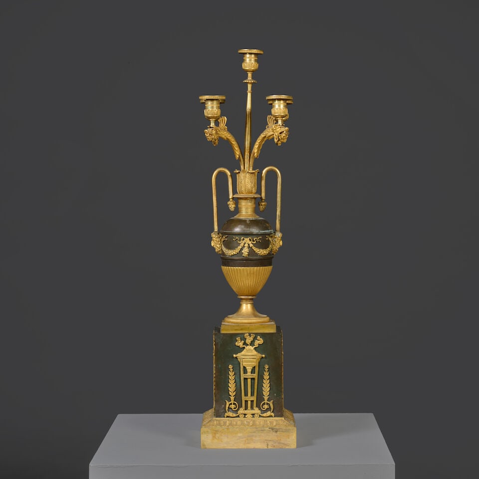 Grand candélabre à cinq lumières en bronze doré et bronze à patine brun...: Grand candélabre à cinq lumières en bronze doré et bronze à patine brune d'époque Empire An Empire large candelabrum with five-light gilt-bronze and brown patinated