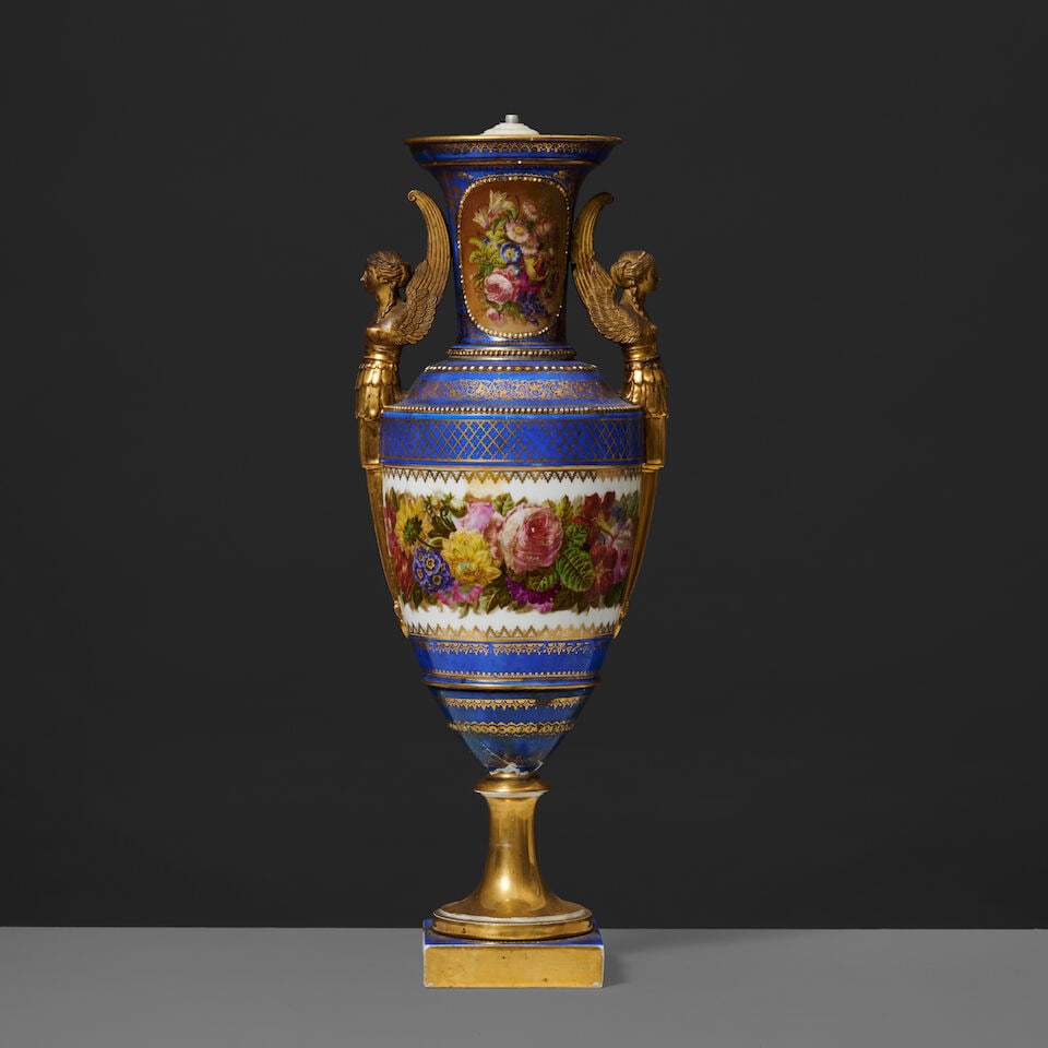 Important vase en porcelaine de Paris à guirlandes de fleurs, vers 1844 A large Paris porce...: Important vase en porcelaine de Paris à guirlandes de fleurs, vers 1844 A large Paris porcelain vase with flower garlands, circa 1844 De forme ovoide, les anses dorées en forme de harpies,