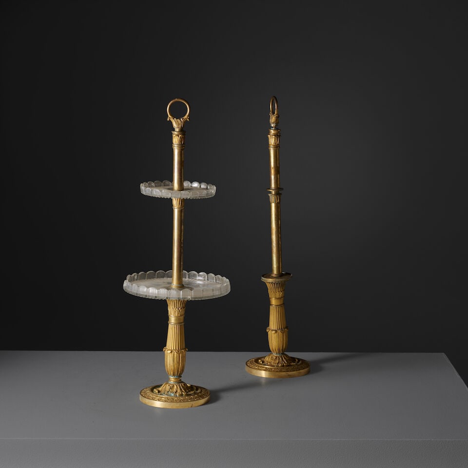 Paire de serviteurs muets en bronze doré et plateaux en cristal d'époque Empire A pair...: Paire de serviteurs muets en bronze doré et plateaux en cristal d'époque Empire A pair of Empire two-tier dumb waiters in gilt-bronze and cut crystal Le fût central, à décor