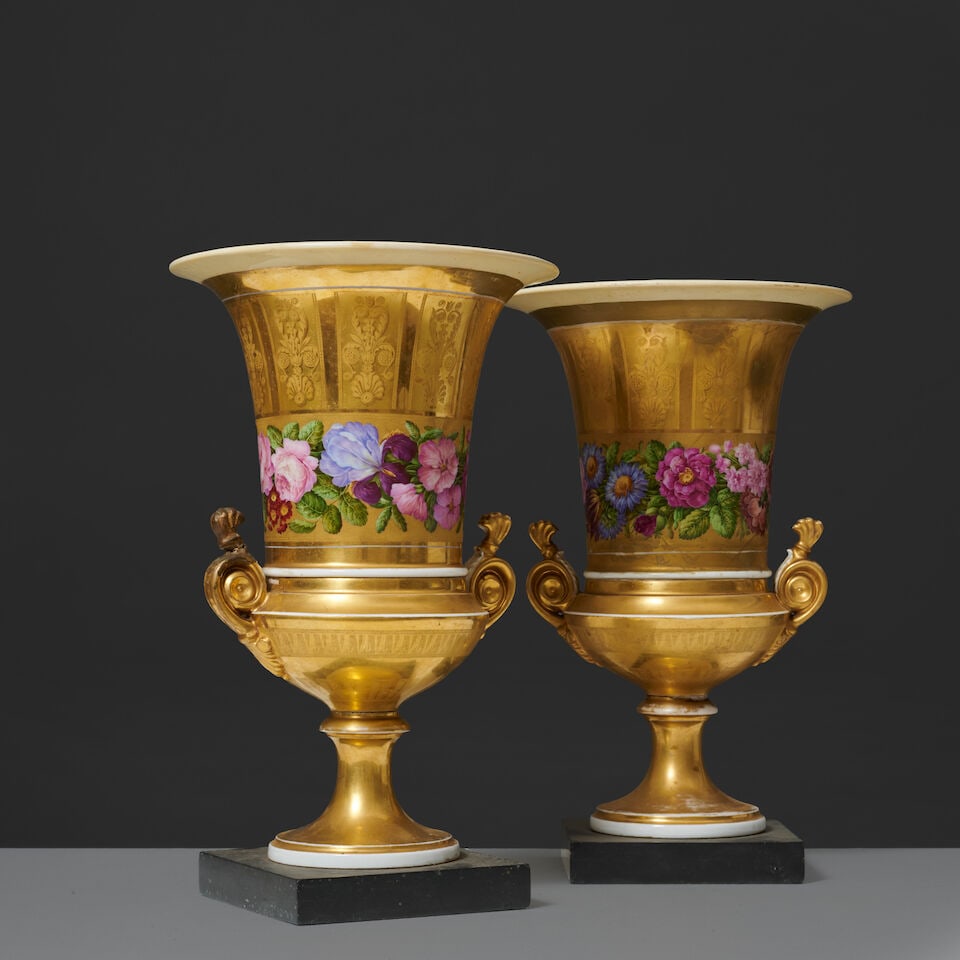 Paire de vases à fond or en porcelaine, d'époque Restauration A pair of gilt-ground po...: Paire de vases à fond or en porcelaine, d'époque Restauration A pair of gilt-ground porcelain vases, first half of the 19th century De forme « Médicis », avec des anses en