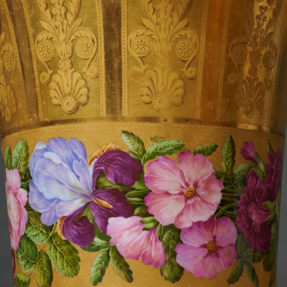 Paire de vases à fond or en porcelaine, d'époque Restauration A pair of gilt-ground po... - 2