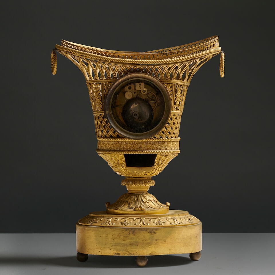 Pendule en bronze doré et ciselé figurant un vase d'époque Empire An Empire perio... - 3