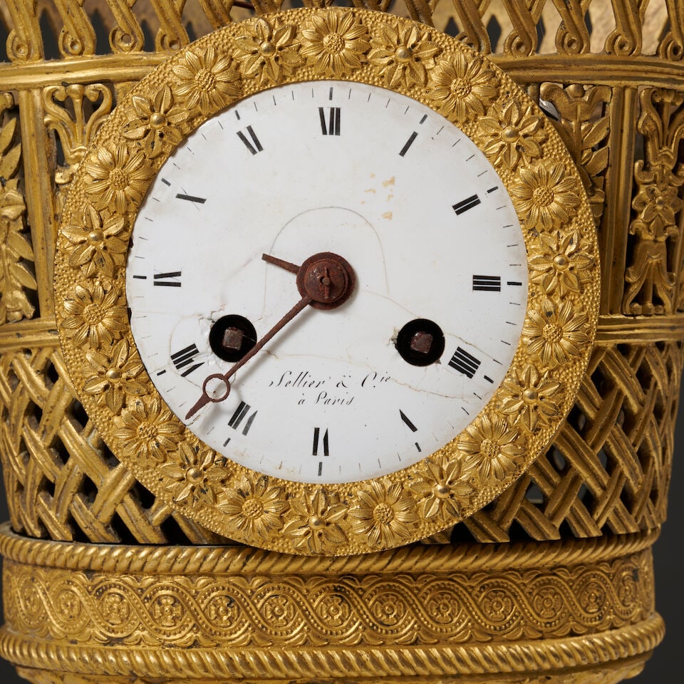 Pendule en bronze doré et ciselé figurant un vase d'époque Empire An Empire perio... - 4