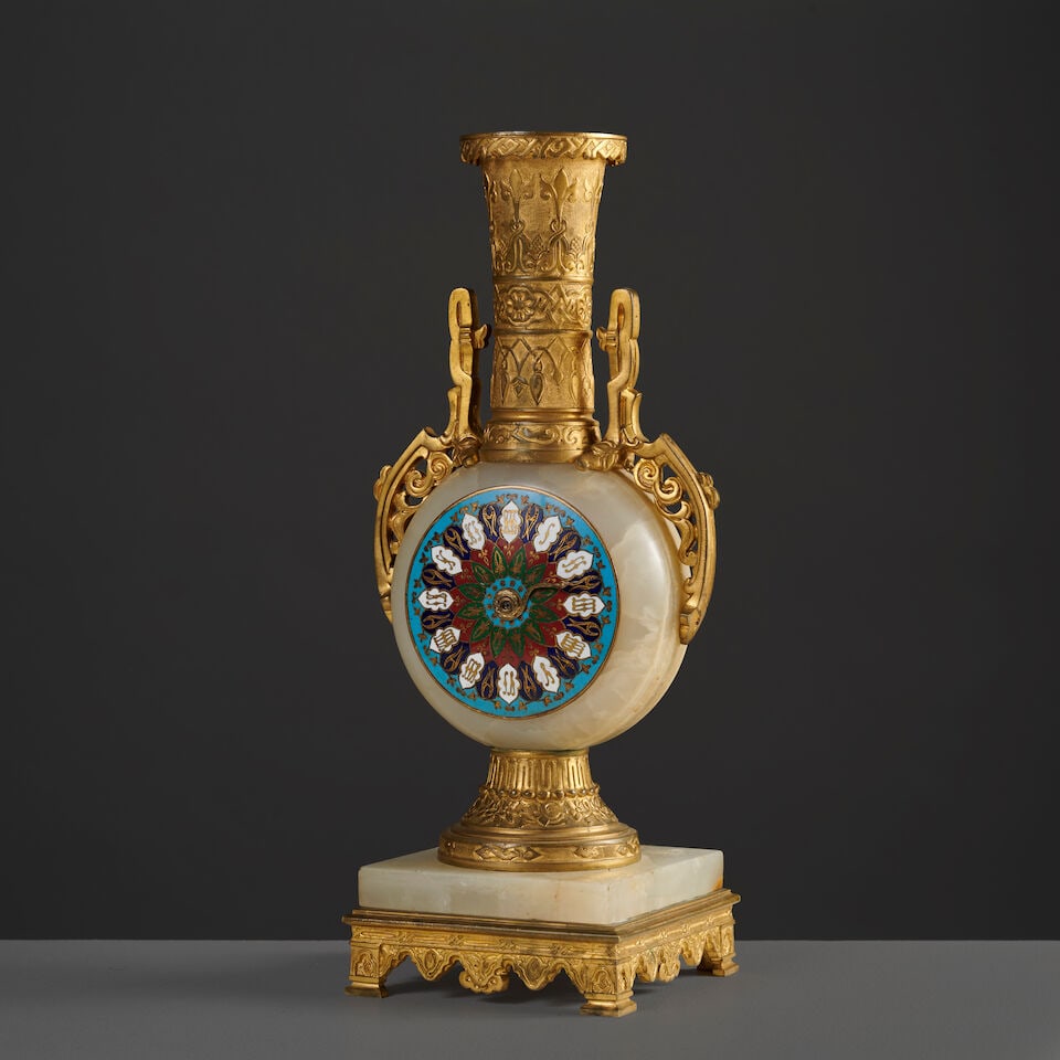 Petite pendule orientaliste en onyx, bronze doré et émaux cloisonné attribué...: Petite pendule orientaliste en onyx, bronze doré et émaux cloisonné attribuée à l'Escalier de Cristal de la seconde partie du XIXe siècle A small Orientalist-style clock