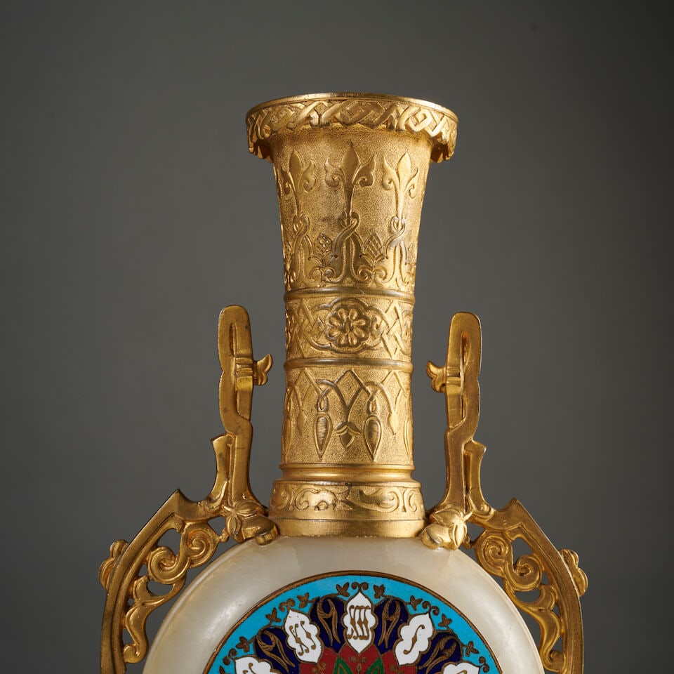 Petite pendule orientaliste en onyx, bronze doré et émaux cloisonné attribué... - 2