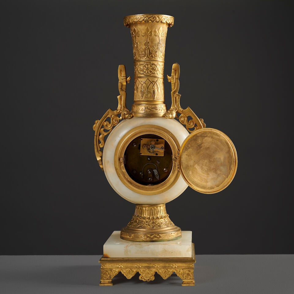 Petite pendule orientaliste en onyx, bronze doré et émaux cloisonné attribué... - 3