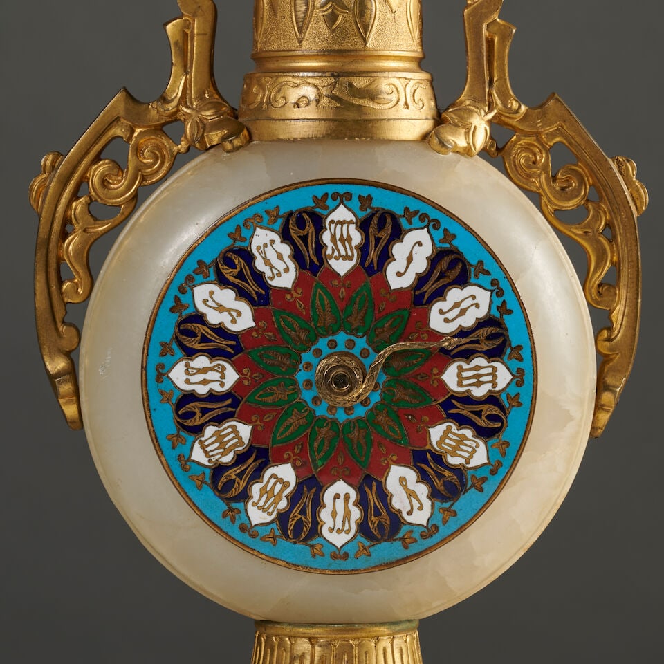 Petite pendule orientaliste en onyx, bronze doré et émaux cloisonné attribué... - 4