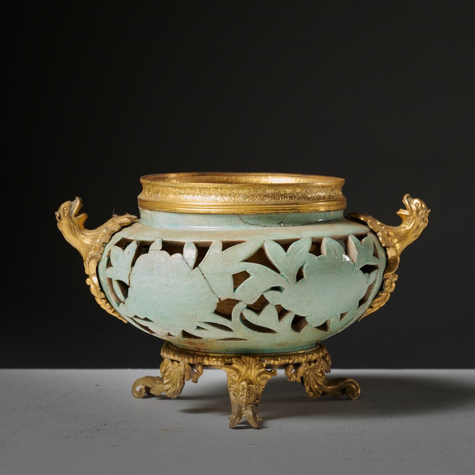 Pot en porcelaine à glaçure céladon, dynastie Yuan ou début de la dynastie M...: Pot en porcelaine à glaçure céladon, dynastie Yuan ou début de la dynastie Ming A celendon glaze openwork vase, Yuan/early Ming dynasty A décor ajouré de pivoines;