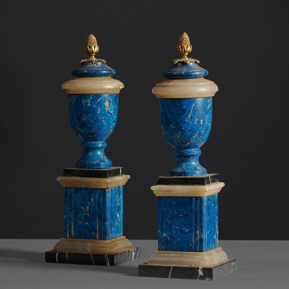 Paire de vases couverts d'ornement en marbre et façon lapis lazuli d'inspiration Néocl...: Paire de vases couverts d'ornement en marbre et façon lapis lazuli d'inspiration Néoclassique A pair of ornamental covered vases in marble and faux lapis lazuli, Neoclassic style. De forme