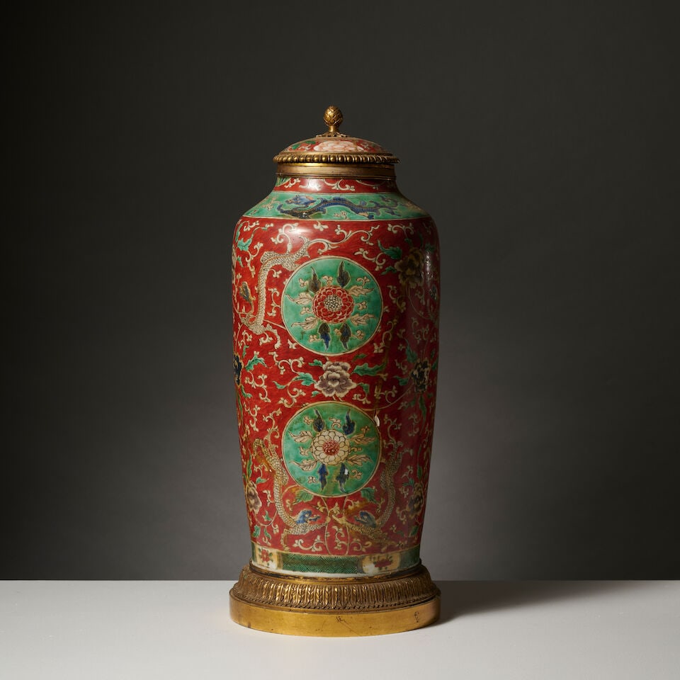 Grand vase couvert en porcelaine de la Chine du XIXe siècle A large Chinese porcelain cover...: Grand vase couvert en porcelaine de la Chine du XIXe siècle A large Chinese porcelain covered vase, 19th century A fond rouge à décor de rinceaux feuillagés présentant un