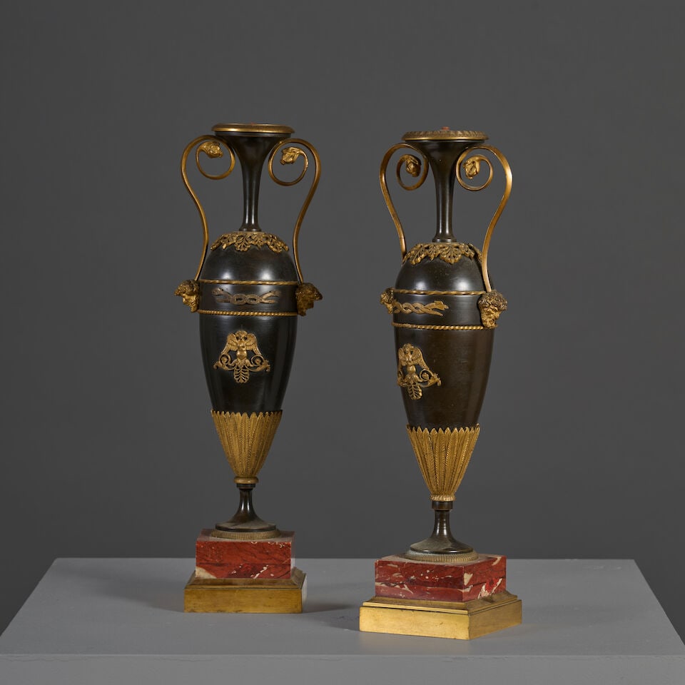 Paire de vases de forme fuseau en bronze à patine brune et bronze doré du XIXe siè...: Paire de vases de forme fuseau en bronze à patine brune et bronze doré du XIXe siècle A pair of brown patinated and gilt-bronze spindle-shaped vases, from the 19th century Le long col