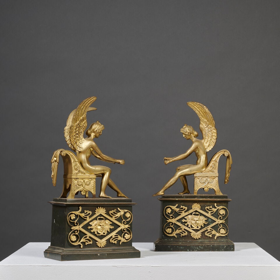 Deux élements de chenet en bronze doré et ciselé figurant des victoires ailé...: Deux élements de chenet en bronze doré et ciselé figurant des victoires ailées assises du XIXe siècle Two 19th century figures in chased gilt-bronze depicting seated winged