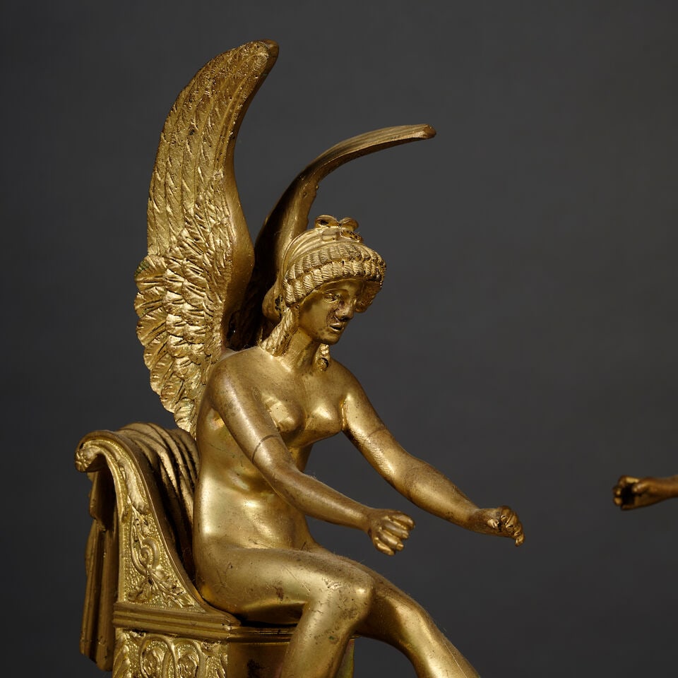 Deux élements de chenet en bronze doré et ciselé figurant des victoires ailé... - 3