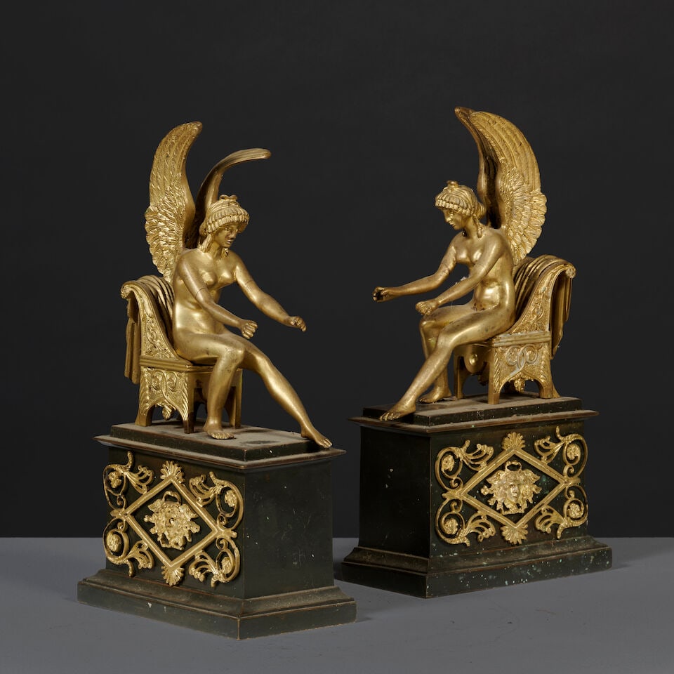 Deux élements de chenet en bronze doré et ciselé figurant des victoires ailé... - 4