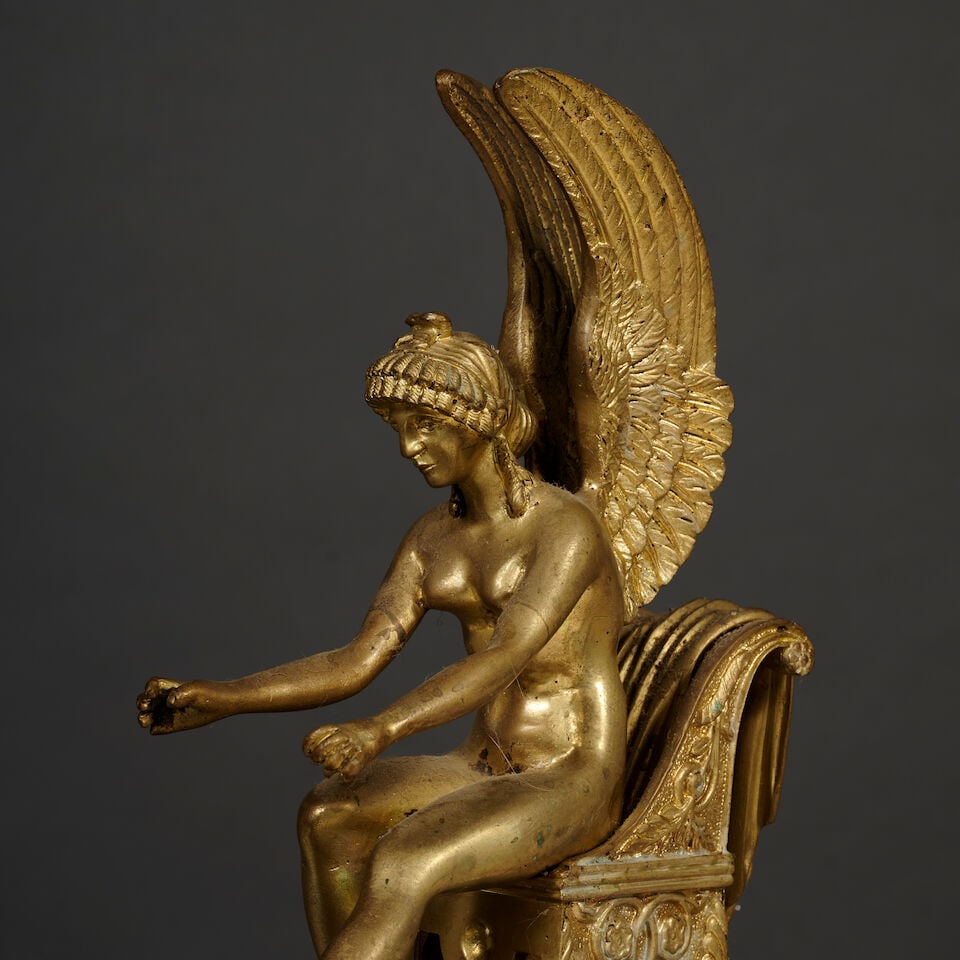 Deux élements de chenet en bronze doré et ciselé figurant des victoires ailé... - 5