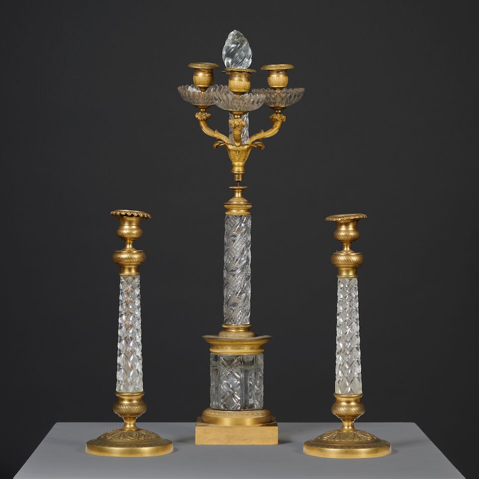 Candélabre et paire de flambeaux en cristal et bronze doré d'époque Charles X A C...: Candélabre et paire de flambeaux en cristal et bronze doré d'époque Charles X A Charles X candelabrum and a pair of candlesticks in crystal and gilt-bronze Le candélabre