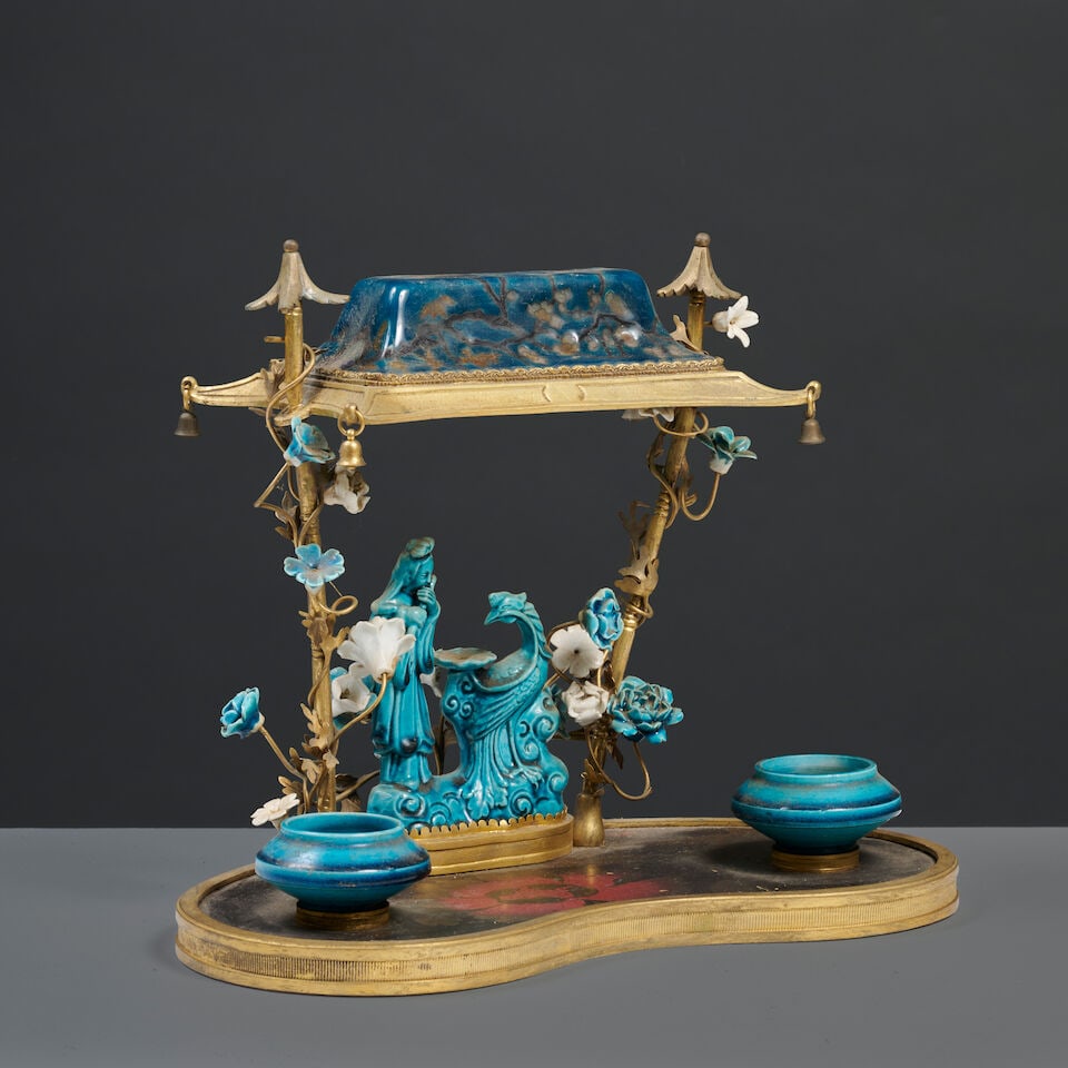 Encrier en porcelaine, bronze, laiton et laque de la seconde partie du XIXe siècle An inkwe... - 4