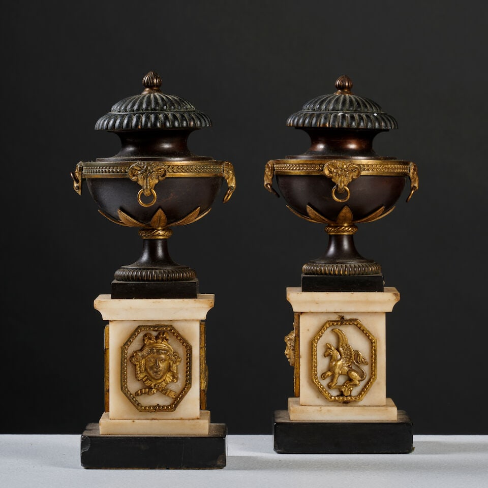 Paire de petites urnes courvertes en bronze à patine brune et doré d'époque Empir... (1 of 3)