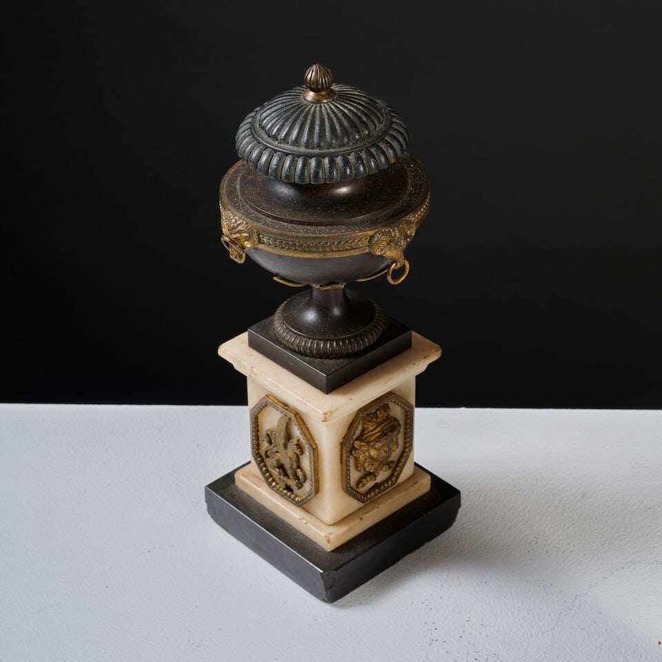 Paire de petites urnes courvertes en bronze à patine brune et doré d'époque Empir... - 2