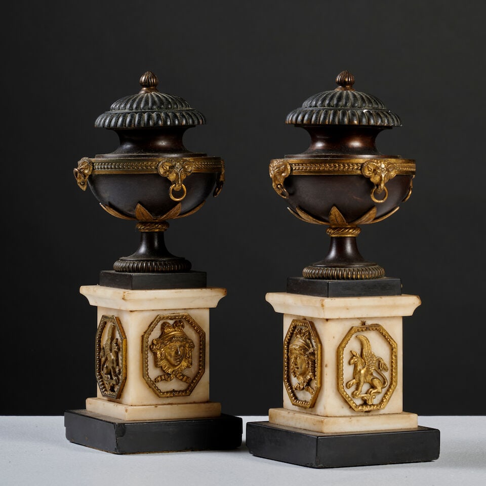 Paire de petites urnes courvertes en bronze à patine brune et doré d'époque Empir... - 3