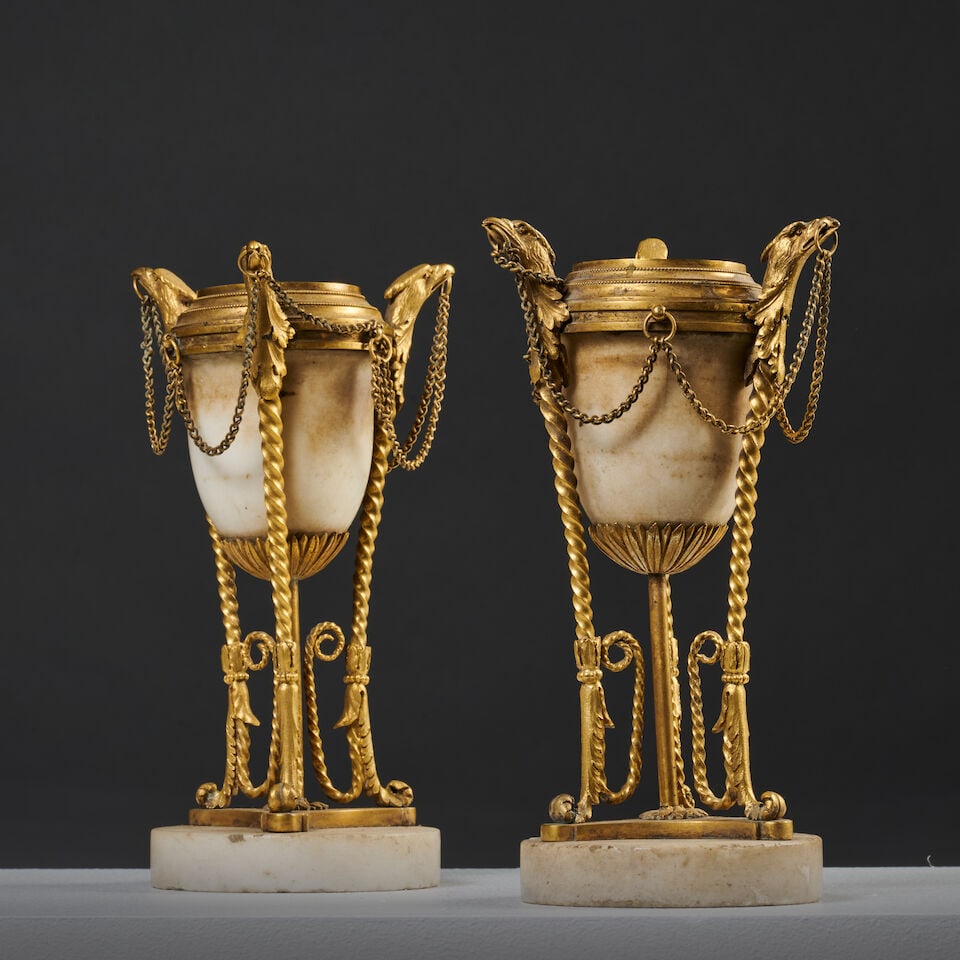 Paire de cassolettes en marbre blanc et bronze doré de la fin du XVIIIe siècle A pair ...: Paire de cassolettes en marbre blanc et bronze doré de la fin du XVIIIe siècle A pair of late 18th century white marble and gilt-bronze cassolettes De forme ovoïde, les trois montants