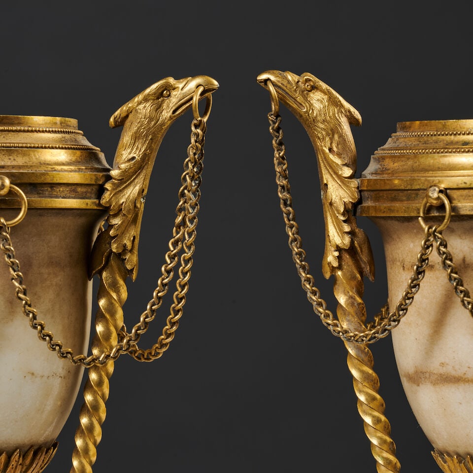 Paire de cassolettes en marbre blanc et bronze doré de la fin du XVIIIe siècle A pair ... - 2