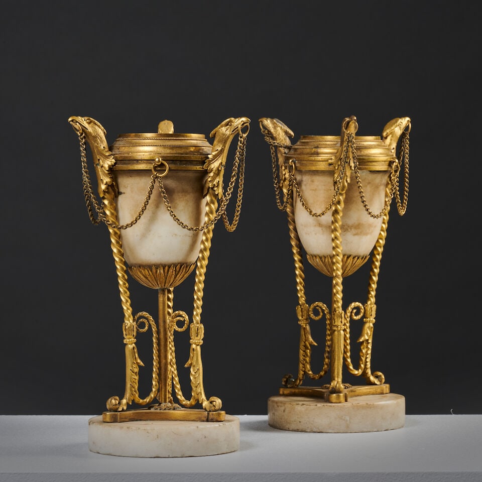 Paire de cassolettes en marbre blanc et bronze doré de la fin du XVIIIe siècle A pair ... - 3