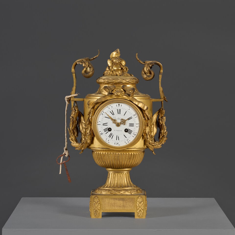 Pendule figurant un vase en bronze doré et ciselé, cadran signé de Balthazar ...: Pendule figurant un vase en bronze doré et ciselé, cadran signé de Balthazar à Paris du XIXe siècle A gilt-bronze mantel clock in the form of a vase, the dial signed