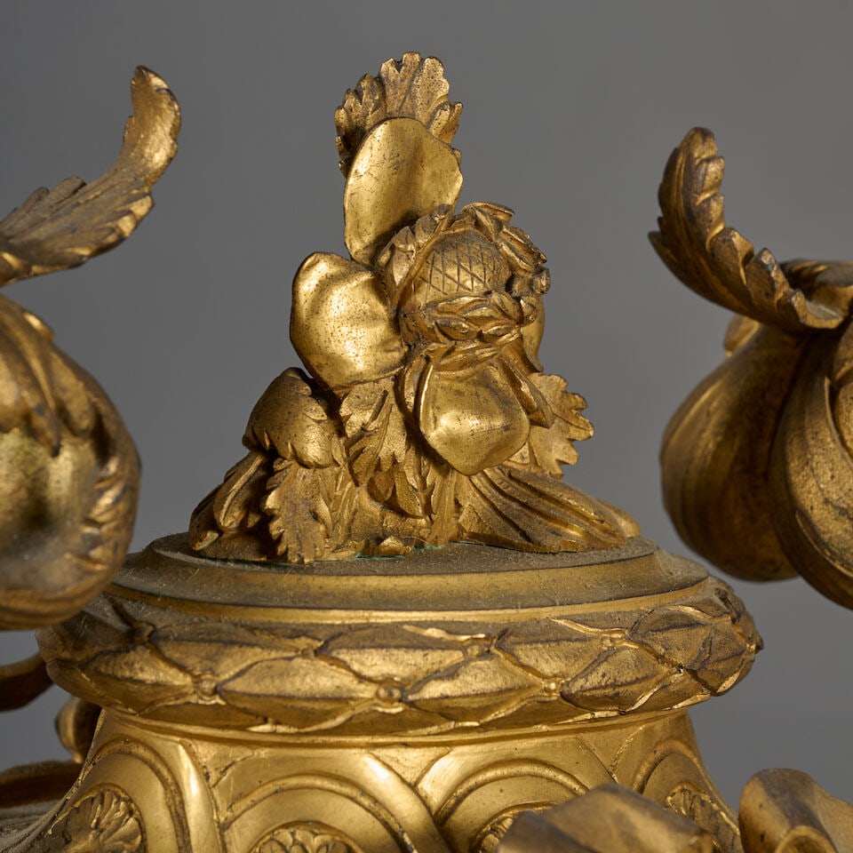 Pendule figurant un vase en bronze doré et ciselé, cadran signé de Balthazar ... - 3