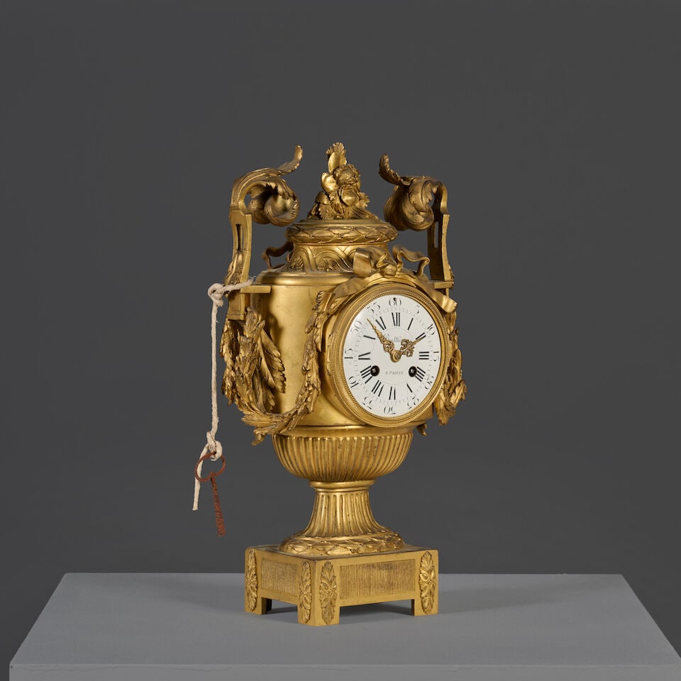 Pendule figurant un vase en bronze doré et ciselé, cadran signé de Balthazar ... - 4