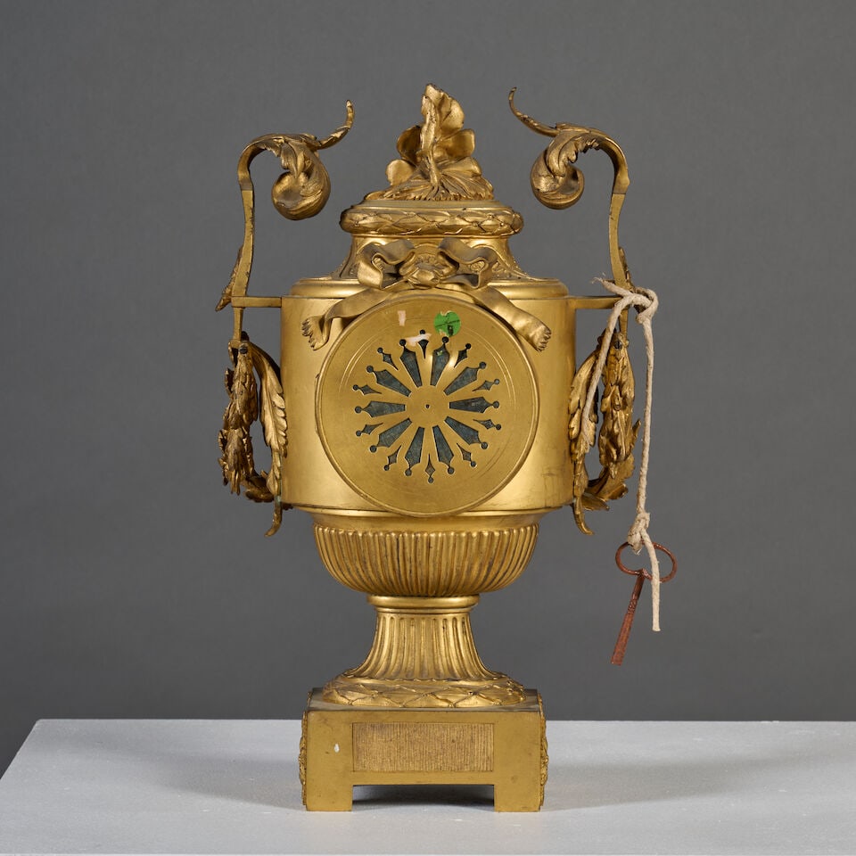 Pendule figurant un vase en bronze doré et ciselé, cadran signé de Balthazar ... - 5